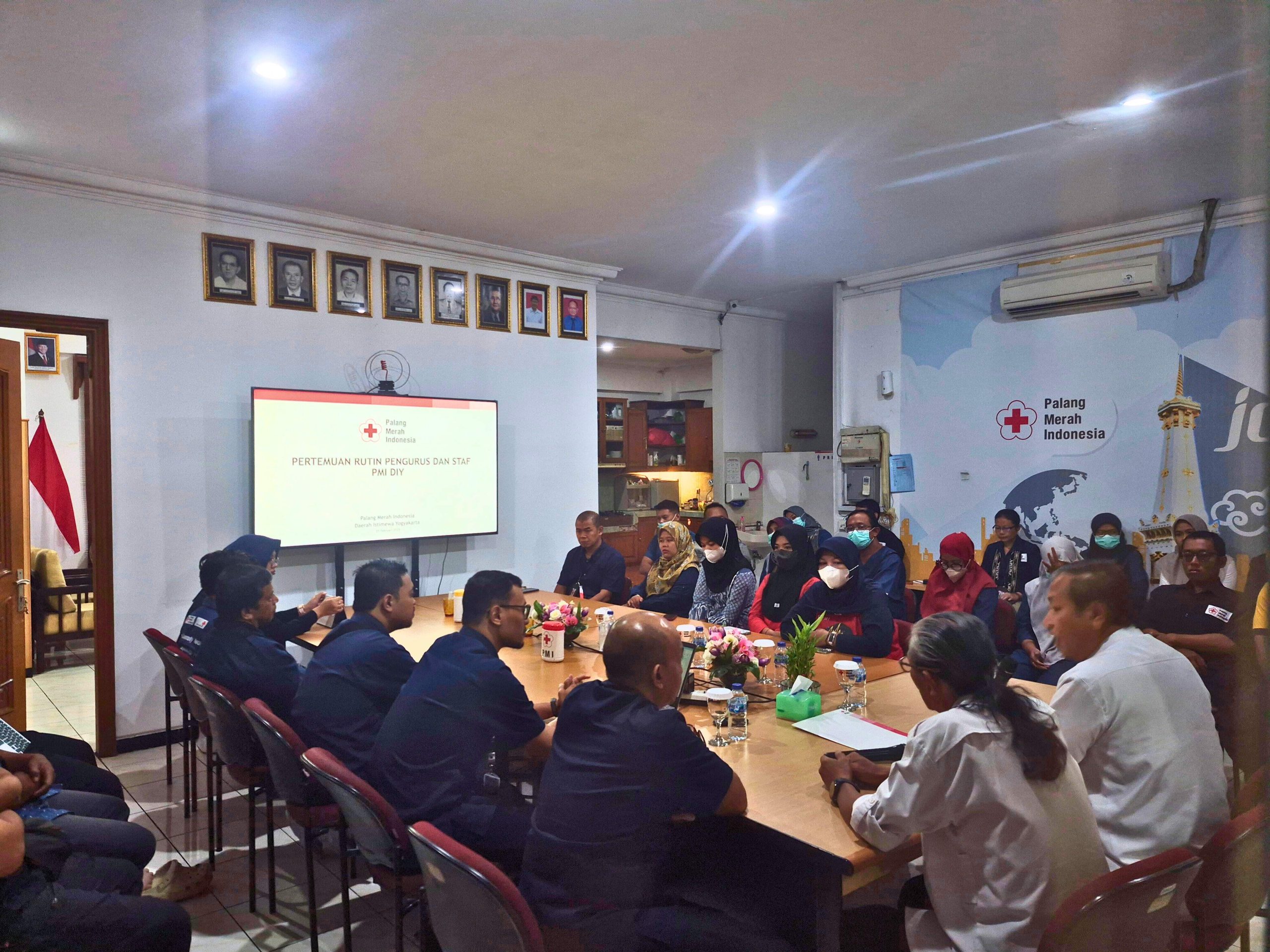 Seluruh Pegawai PMI Kabupaten Tana Toraja ikuti Pertemuan Rutin Pengurus dan Staf