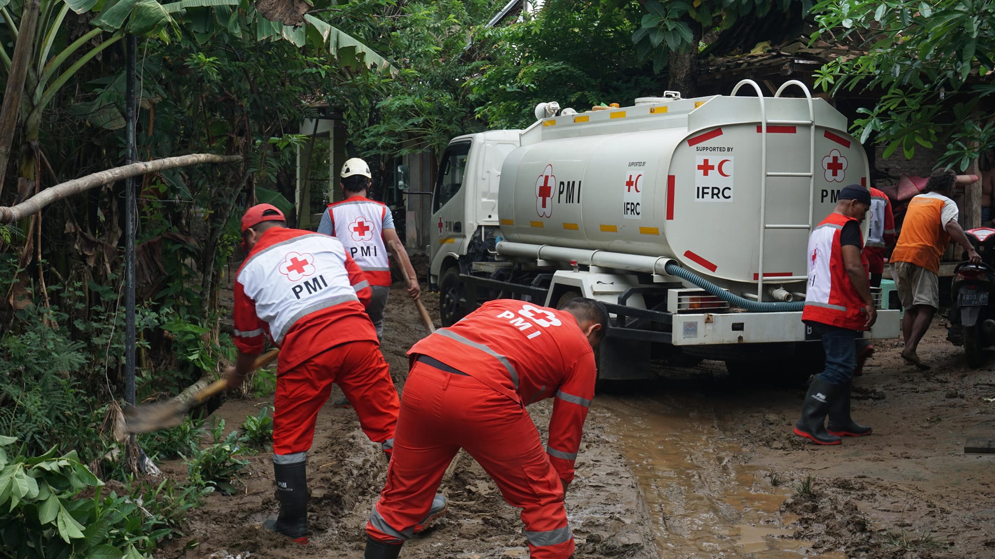 Respons Cepat Dampak Bencana Hidrometeorolgi: PMI Kabupaten Tana Toraja Lakukan Pembersihan Lingkungan