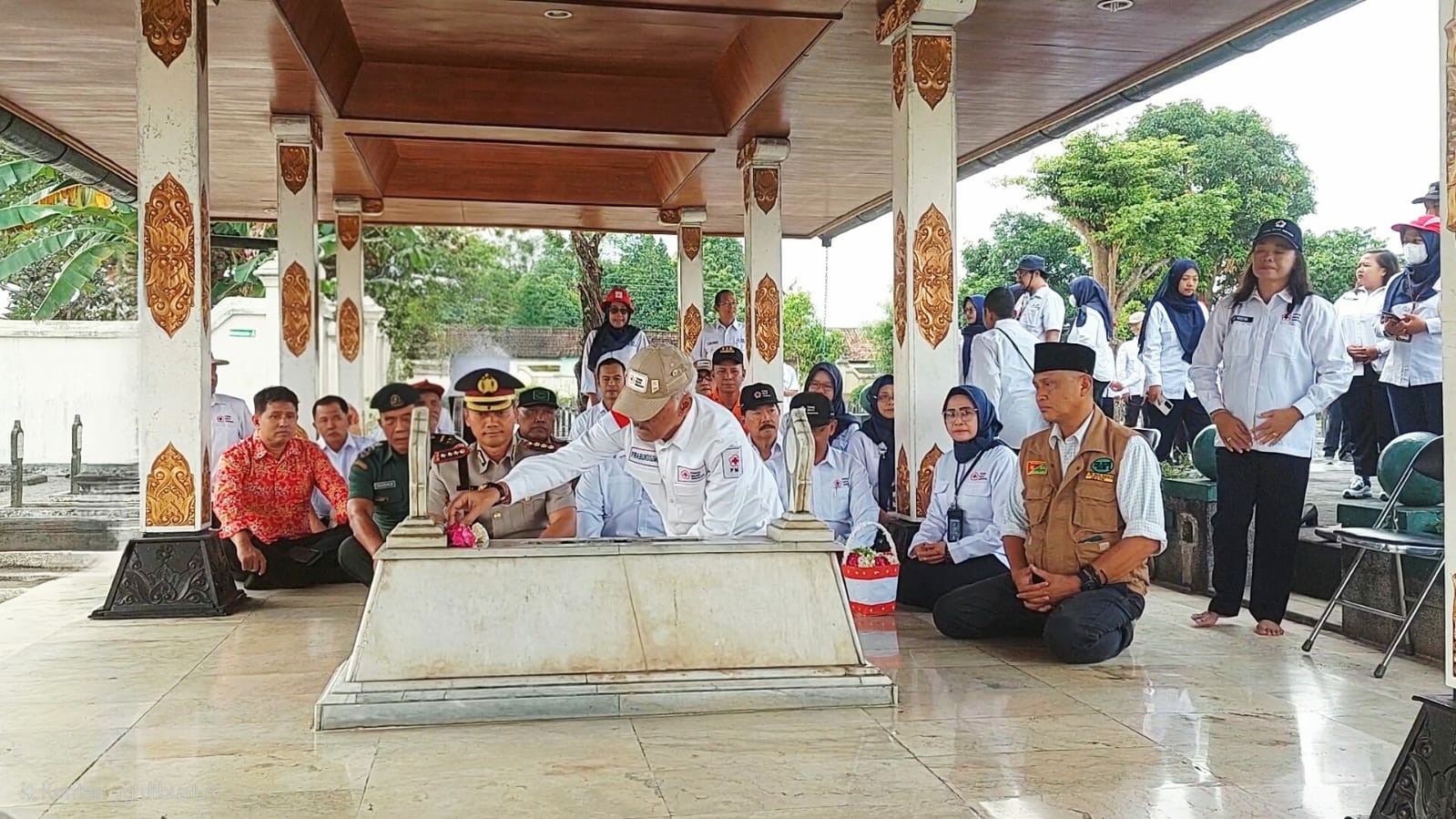 Peringati HUT Ke-80 PMI: PMI Kabupaten Tana Toraja Ziarah ke Makam Pahlawan PMI